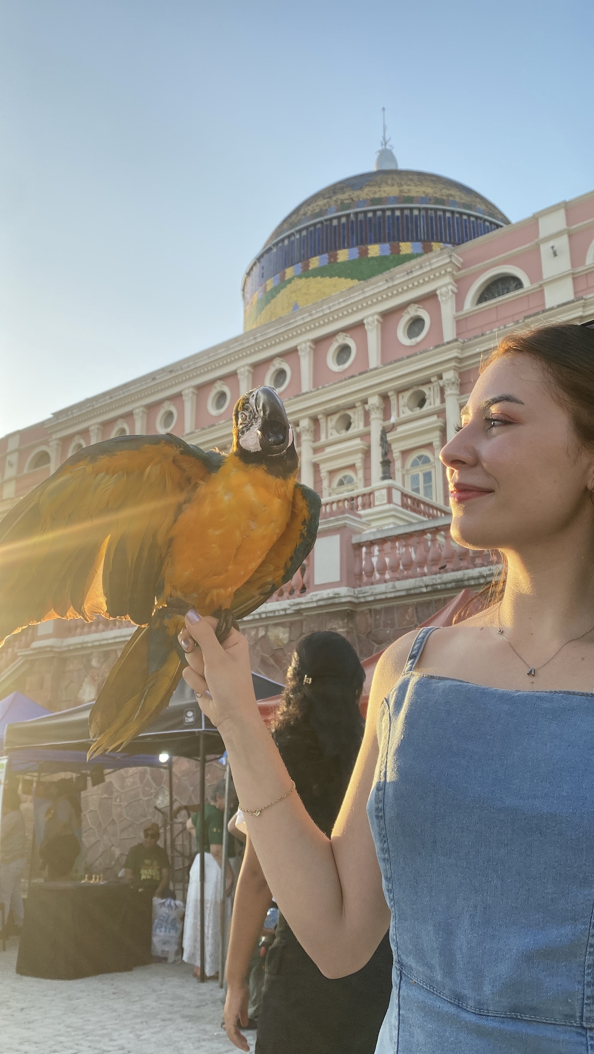Kailane Victória em frente ao Teatro Amazonas